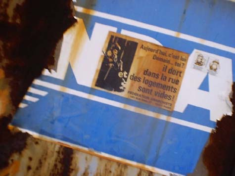 Charlot dort dehors, un autocollant de la Fdration anarchiste vu prs de la Porte des Lilas  Paris, photo de Thomas Lemahieu