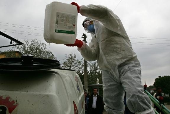 Un expert prpare un dsinfectant contre la grippe aviaire dans une rue de Kiziksa, en Turquie.  | REUTERS/FATIH SARIBAS